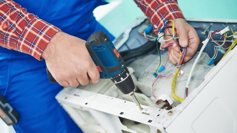 Karamürsel Eminçelik Eminçelik çamaşır makinesi kart tamiri – Su almama arızası orijinal parça ile giderildi. - Teknik servis örneği